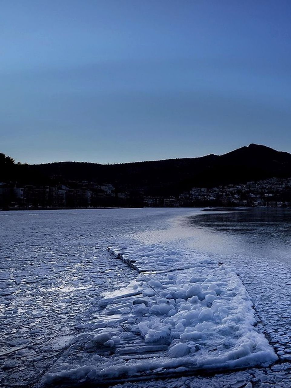 Pescador con su equipo después de horas en el lago en la montaña