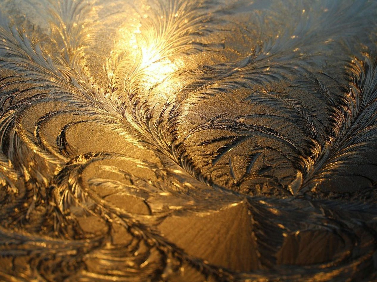 Un taladro manual sobre hielo cristalino al amanecer